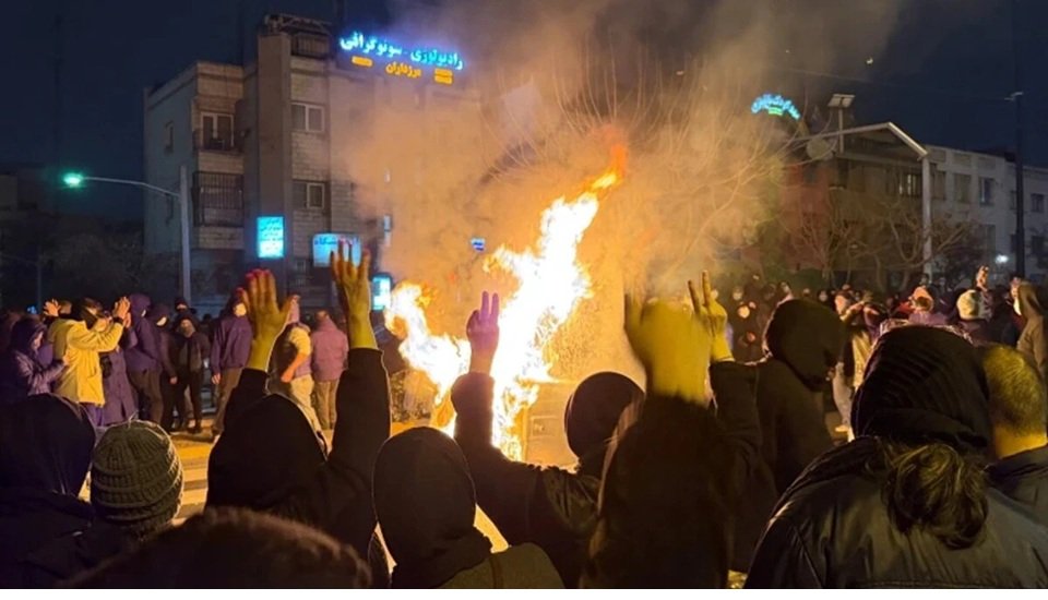 Indians in Iran: ईरान को तुरंत छोड़ दें, जरूरी कागजात साथ रखें; MEA की एडवाइजरी जारी