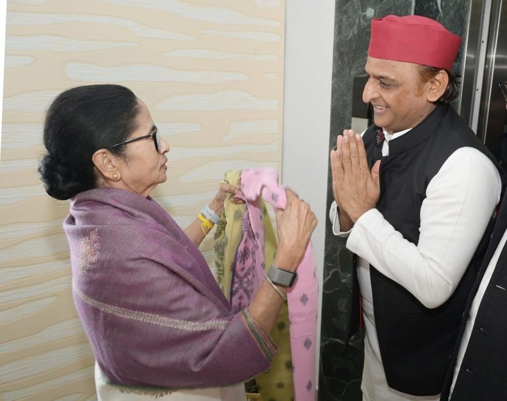 Akhilesh Yadav: सपा सुप्रीमो ने की ममता बनर्जी से मुलाकात, कहा- सिर्फ दीदी ही...