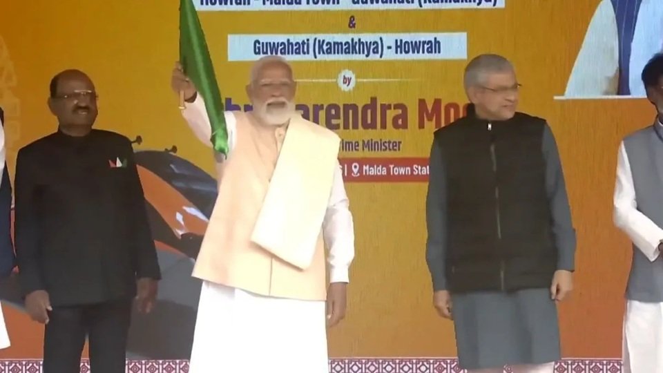 Vande Bharat: पहली वंदे भारत स्लीपर ट्रेन को पीएम मोदी ने दिखाई हरी झंडी