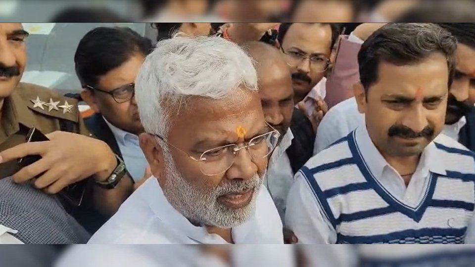UP: BJP विधायक ने समर्थकों संग घेरा मंत्री का काफिला, जानिए क्या है मामला