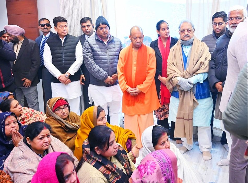 Bareilly: सीएम योगी ने दिवंगत BJP विधायक को दी श्रद्धांजलि, परिजनों से की मुलाकात