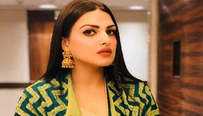 पंजाबी मॉडल हिमांशी खुराना से मांगी 10 करोड़ फिरौती, मोहाली में हुई FIR