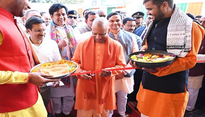 गोरखपुर में सीएम योगी ने किया कल्याण मंडपम का लोकार्पण, सांसद रवि किशन की ली चुटकी