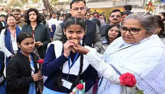 लखनऊ में 121 केंद्रों पर यूपी बोर्ड की परीक्षाएं जारी, मंत्री गुलाब देवी ने बढ़ाया बच्‍चों का मनोबल