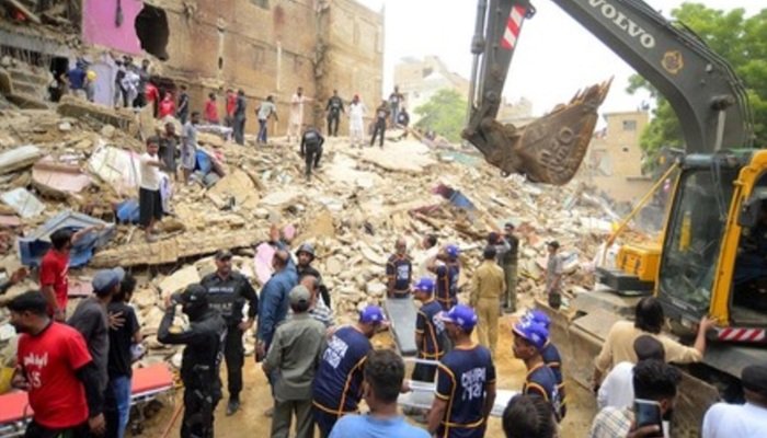 पाकिस्‍तान के कराची में सिलेंडर धमाके से गिरी इमारत, मलबे में दबकर 16 लोगों की मौत