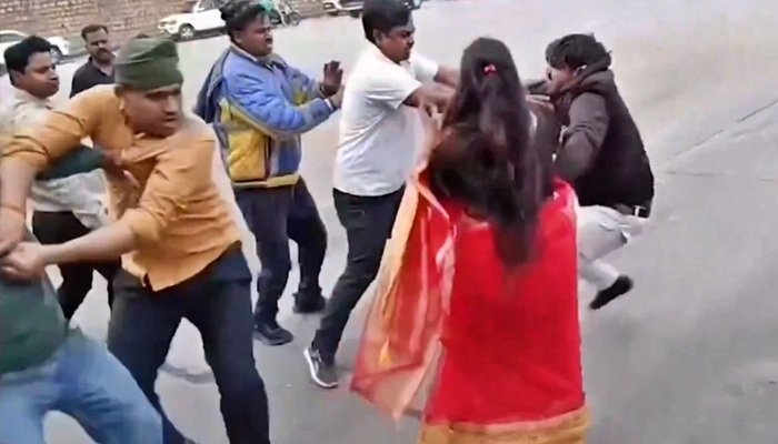 सोनभद्र में महिला वकील समेत तीन को टोल कर्मियों ने पीटा, पुलिस ने दो को किया अरेस्ट