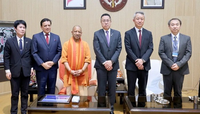 सिंगापुर-जापान का सफल दौरा कर लौटे सीएम योगी, प्रदेश सरकार को मिले ₹1.5 लाख करोड़ के MoU