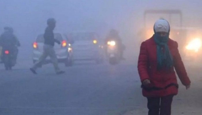 यूपी में बर्फीली हवाओं से कंपकंपी, 15 जिलों में घना कोहरा; 3°C तक गिरेगा पारा