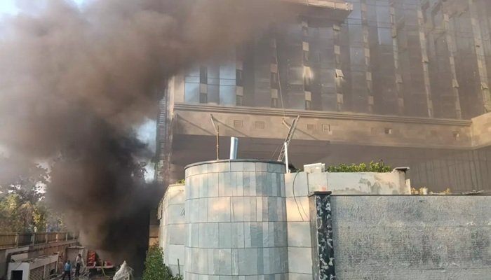 लखनऊ में होटल में लगी भीषण आग, फायर ब्रिगेड की दो गाड़ियां बुझाने में जुटीं