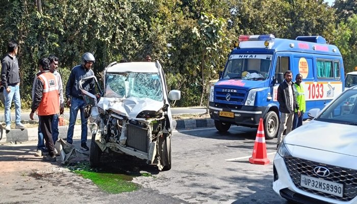 लखनऊ में ईंट लदी ट्रैक्टर-ट्रॉली में घुसी कार, पूर्व मंत्री ने अपने काफिले की गाड़ियों से पहुंचाया अस्पताल