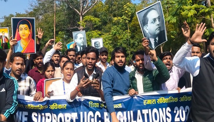 लखनऊ विश्वविद्यालय में यूजीसी इक्विटी गाइडलाइंस 2026 के समर्थन में छात्रों का जोरदार प्रदर्शन