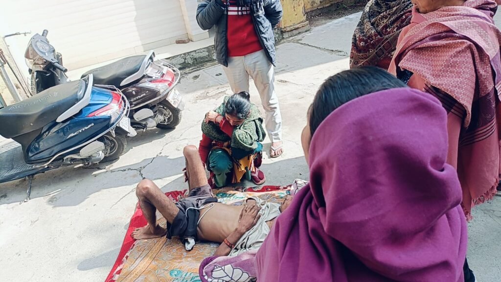 Bareilly: मरीज को ऑटो में लिटाकर सीएमओ कार्यालय पहुंचे परिजन, खोली स्वास्थ्य व्यवस्थाओं की पोल!