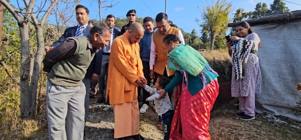 ‘हम भी तेरे दादा लगते हैं’, CM Yogi ने अपने पैतृक गांव पंचूर में बच्चों को किया दुलार