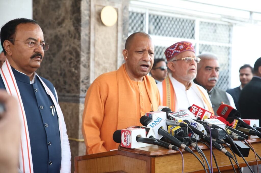 UP News: संवाद से समस्या के समाधान में विश्वास करती है सरकार