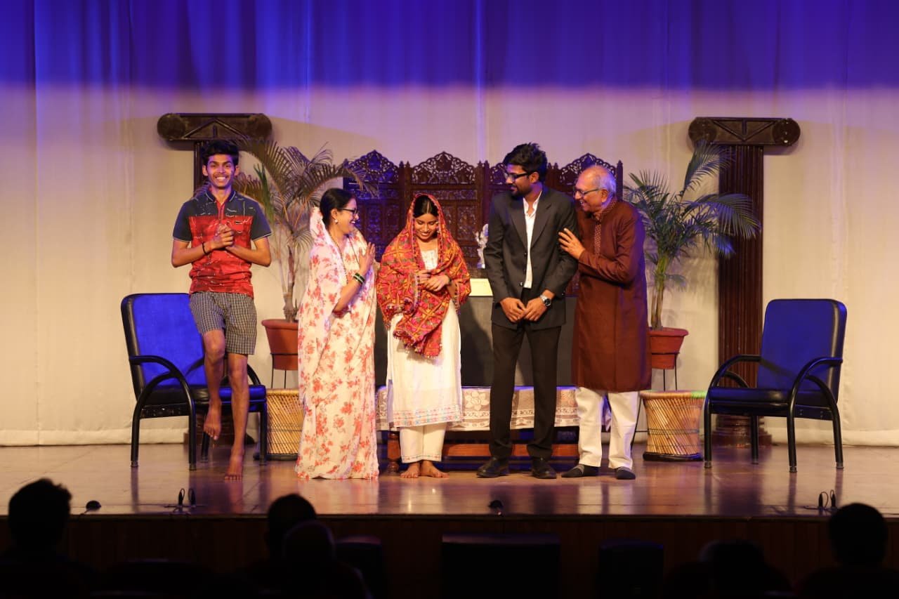 Bareilly: रिद्धिमा में हुआ हास्य नाटक 'दूल्हा भाई' का भव्य मंचन