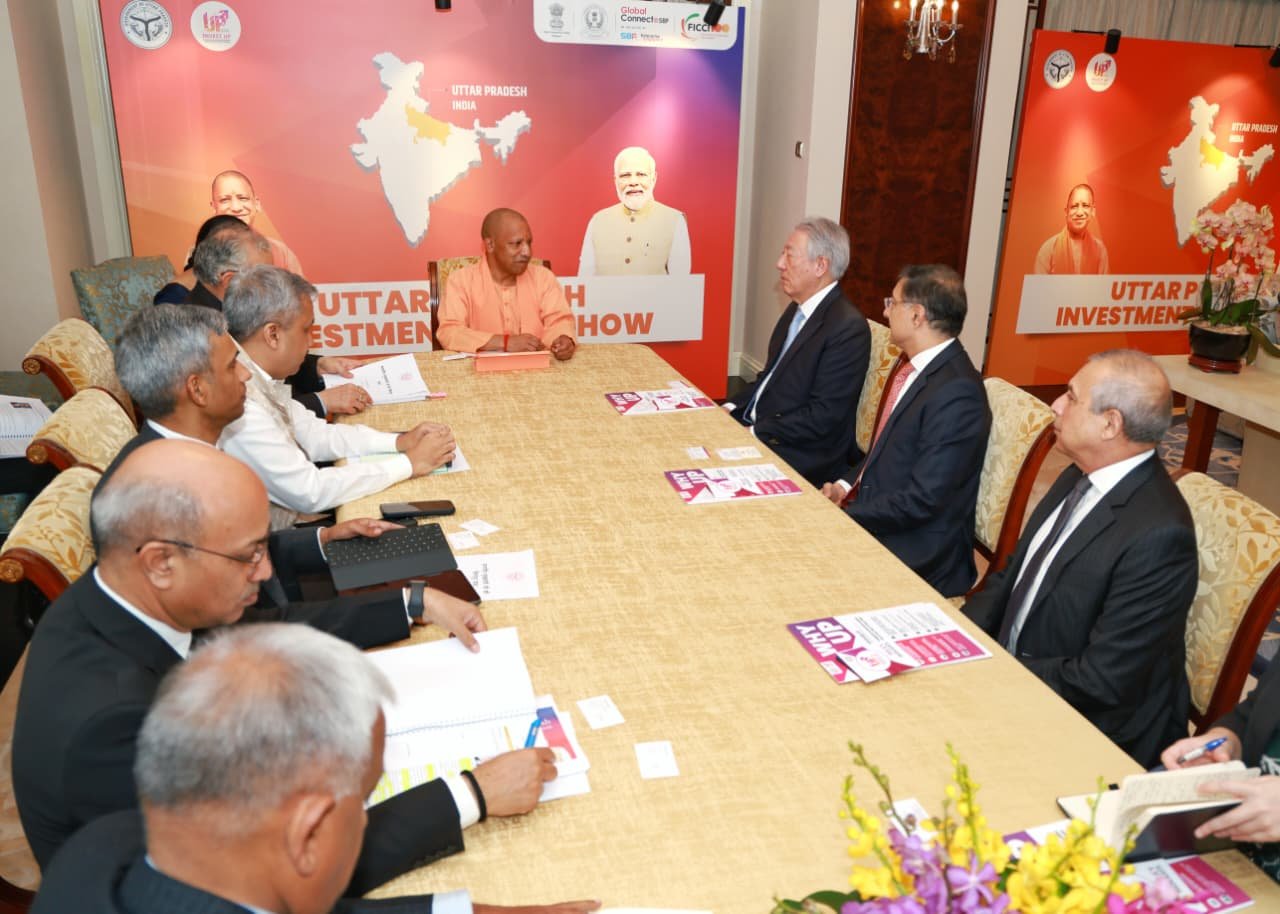 सिंगापुर दौरा पर CM Yogi- टेमासेक के चेयरमैन ने की मुलाकात, निवेश के नए द्वार खुलने की उम्मीद