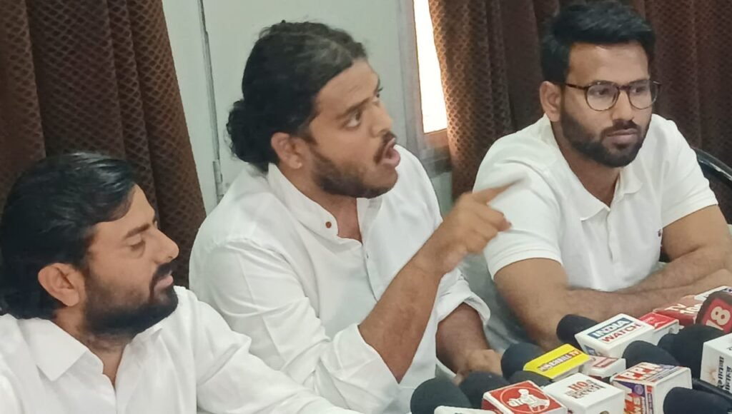 Lucknow University: रजिस्ट्रार के इस्तीफ़े और एफआईआर की मांग