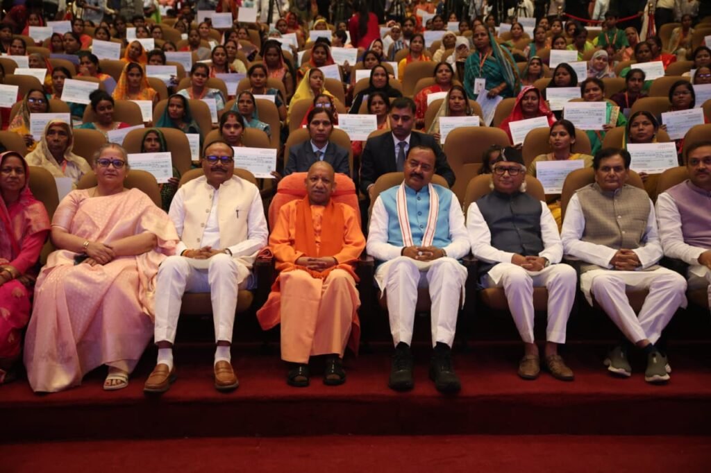 UP News: 1.86 करोड़ परिवारों को सीएम योगी ने दिया होली का उपहार