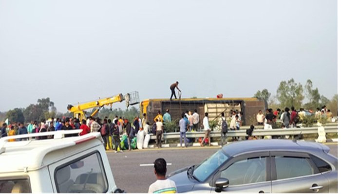 Purvanchal Expressway पर भीषण हादसा, तेज रफ्तार बस पलटने से सात की मौत