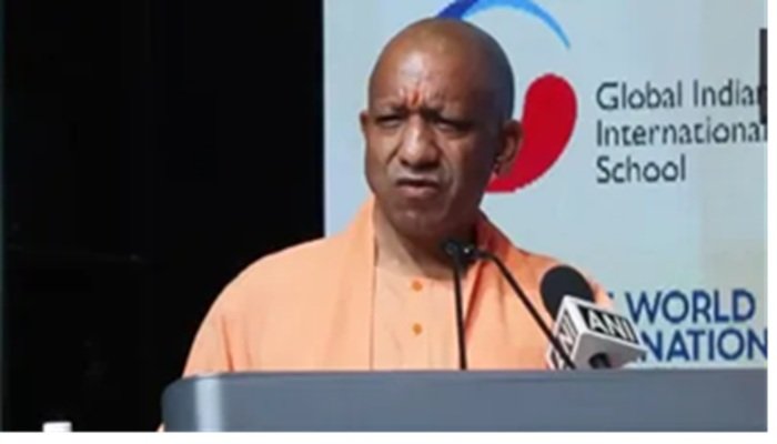 CM Yogi Singapore Visit: न कर्फ्यू न दंगा, अब यूपी में सब चंगा