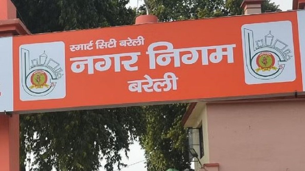 Bareilly: दुकानदारों संग नगर निगम पहुंचे पार्षद राजेश अग्रवाल, धमकी और वसूली के लगाए आरोप; जानिए मामला