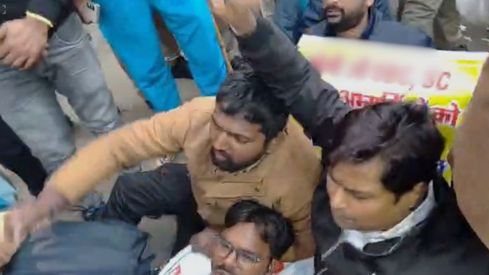 69000 शिक्षक भर्ती: सड़कों पर अभ्यर्थी, डिप्टी सीएम के आवास के बाहर पहुंच कर की ये मांग