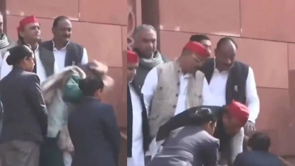 Akhilesh Yadav: शशि थरूर सीढ़ियों पर गिरे तो सपा मुखिया ने संभाला, आप भी देखिए Video