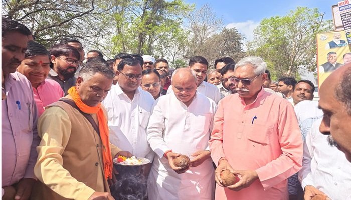 शेरगढ़-बशुधरन मार्ग का चार किमी चौड़ीकरण शुरू, सांसद छत्रपाल गंगवार ने किया शुभारंभ