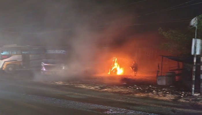 बहेड़ी में एक बस पर गिरी हाईटेंशन लाइन, आग लगने से बस में सो रहा हेल्पर झुलसा  