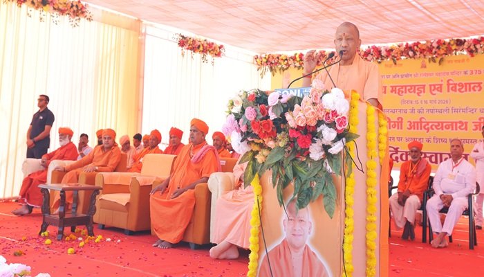 जालोर में CM योगी का आह्वान- बच्चों को रोने और नाराज होने दें, लेकिन स्मार्टफोन कतई न दें