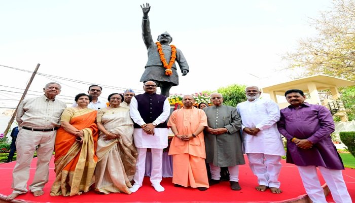 सीएम योगी ने पूर्व सीएम हेमवती नंदन बहुगुणा की पुण्यतिथि पर दी श्रद्धांजलि