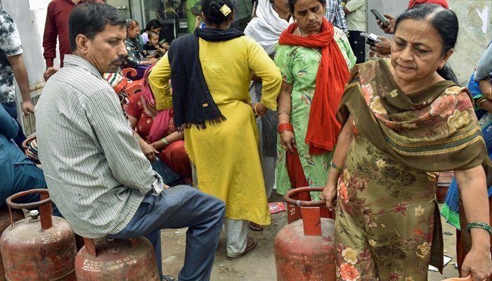सरकार ने कहा- LPG की पैनिक बुकिंग में कमी, ऑनलाइन बुकिंग बढ़ी; कीमतें स्थिर हैं  