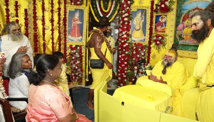 संत प्रेमानंद से मिलीं राष्‍ट्रपति मुर्मू, परिवार के साथ पहुंचीं वृंदावन आश्रम