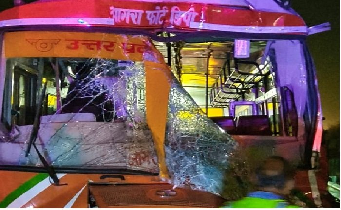 उन्नाव में एक्सप्रेसवे पर खड़े ट्रक से टकराई रोडवेज बस, तीन यात्रियों की मौत
