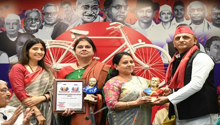 लखनऊ में अखिलेश यादव का ऐलान, सरकार बनी तो महिलाओं को देंगे 40 हजार