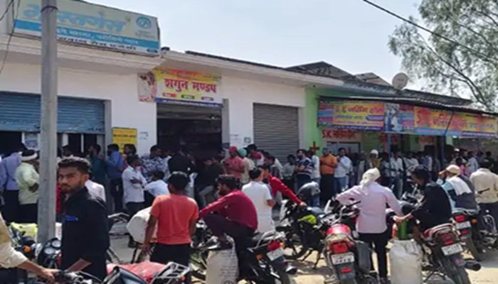 बरेली में अभी भी दिक्‍कत, गैस एजेंसी पर सिलेंडर के लिए सुबह 6 बजे से लगीं लाइनें