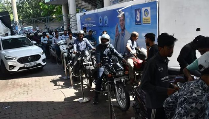 लखनऊ में पेट्रोल-डीजल के लिए लंबी लाइनें, बार-बार खाली हो रहे पंप; संचालक बोले- लोग सिर्फ अफवाह में पड़े