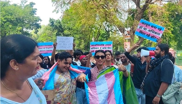 ट्रांस संशोधन विधेयक के खिलाफ लखनऊ की सड़कों पर विरोध, राष्ट्रपति को संबोधित ज्ञापन सौंपा