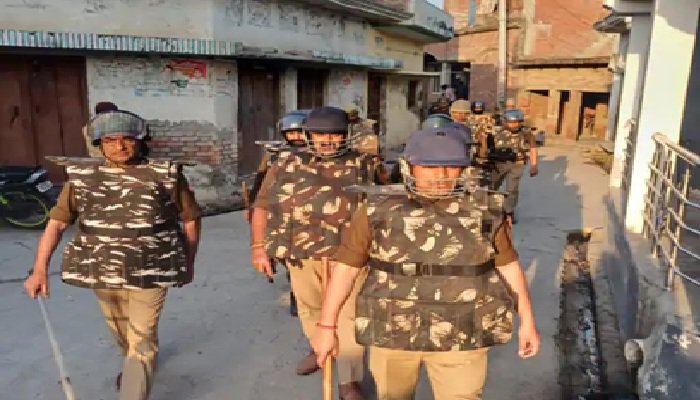 बरेली में होली-रमजान पर पुलिस का फ्लैग मार्च, अधिकारियों ने दिए दिशा-निर्देश