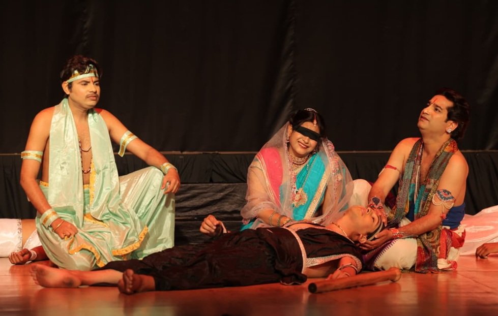 धृतराष्ट्र को देख कर गांधारी ने अपनी आंखों पर बांधी पट्टी