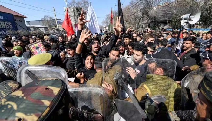 खामेनेई की मौत पर कश्‍मीर में विरोध प्रदर्शन, श्रीनगर में सड़कें कंटीले तारों से ब्लॉक; UAE से 4 फ्लाइट आईं भारत