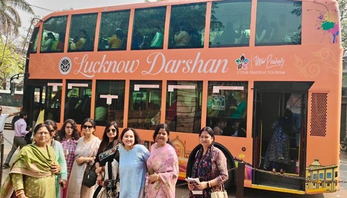 अंतरराष्ट्रीय महिला दिवस पर 'लखनऊ दर्शन' बस से महिलाओं ने की खुशियों की सैर