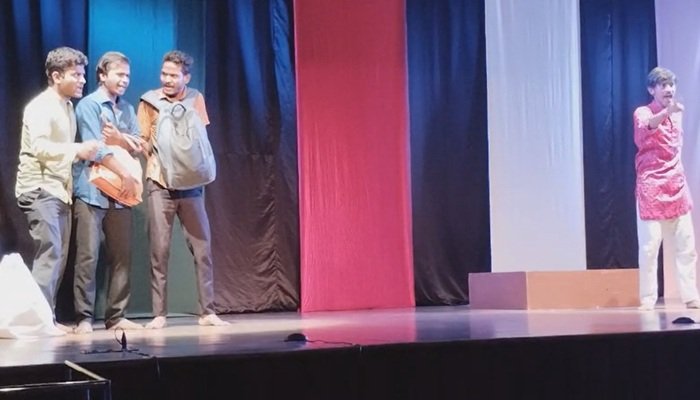 रिद्धिमा में हुआ नाटक "तीन थे भाई" का मंचन