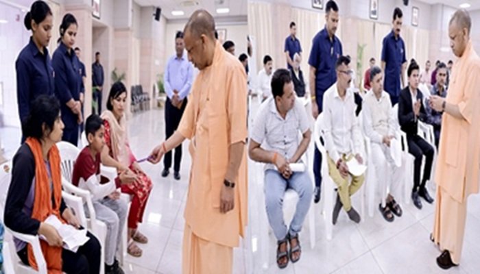 जनता दर्शन में CM योगी ने बच्चे से ली पढ़ाई की जानकारी, कहा- सोशल मीडिया का प्रयोग कम करो