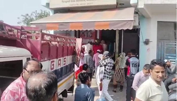 यूपी में गैस की किल्लत, पुलिस सुरक्षा में बंट रहे सिलेंडर; एजेंसियों के बाहर लगीं लंबी लाइनें