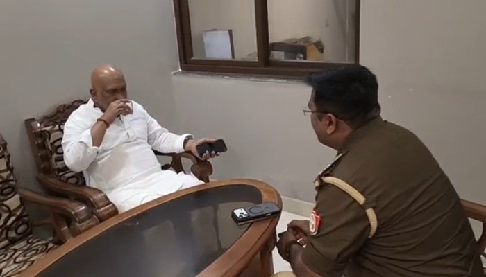 लखनऊ में कांग्रेस प्रदेश अध्‍यक्ष अजय राय हाउस अरेस्ट, संविदाकर्मी की मौत पर जताने जा रहे थे शोक