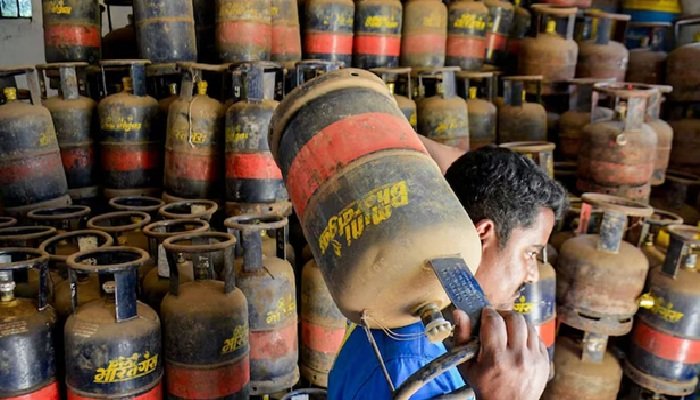 तेल कंपनियों और सरकार का बड़ा बयान, यूपी में नहीं है LPG और ईंधन का संकट