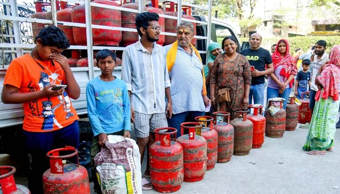 अब गांवों में 45 दिन बाद मिलेगा दूसरा घरेलू LPG सिलेंडर, सरकार ने बढ़ाया 20 दिन का समय