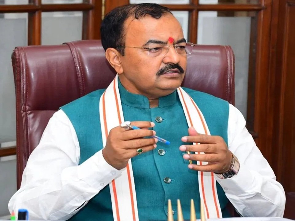 Keshav Prasad Maurya: डिप्टी सीएम के हेलीकॉप्टर की इमरजेंसी लैंडिंग, केबिन में भर गया धुआं