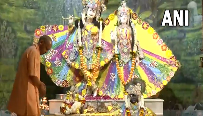 Mathura: CM योगी ने श्रीकृष्ण जन्मभूमि में किए दर्शन, प्रदेश की खुशहाली के लिए प्रार्थना